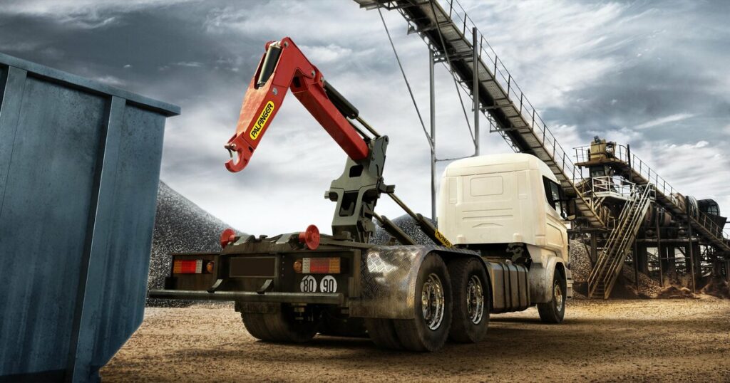 Bras Polybenne sur camion blanc IVECO sur chantier